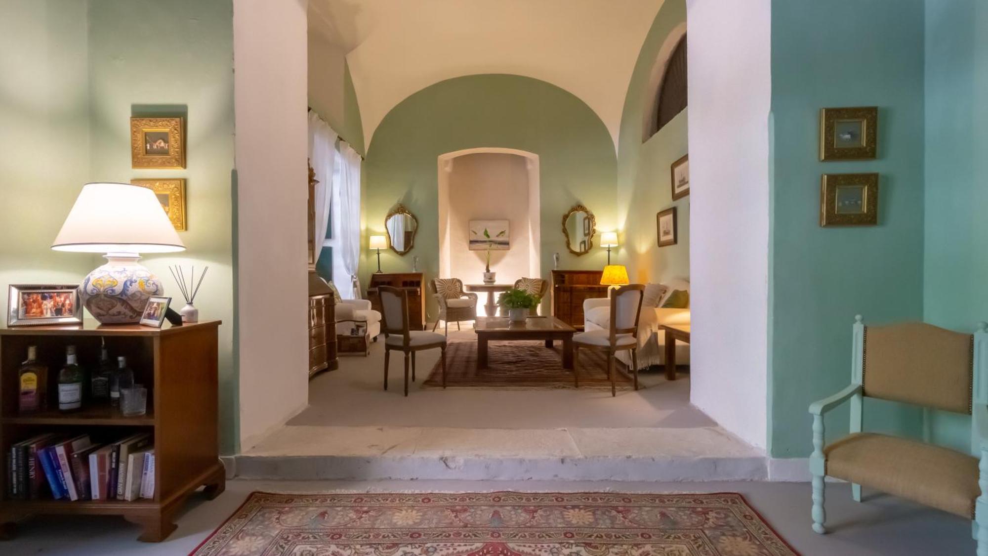 Отель Palazzo Belmonte Санта-Мария-ди-Кастеллабате Экстерьер фото