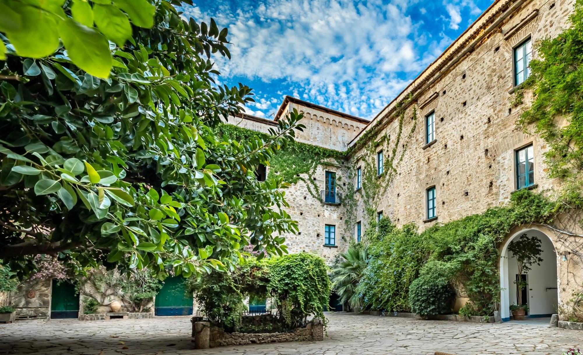Отель Palazzo Belmonte Санта-Мария-ди-Кастеллабате Экстерьер фото