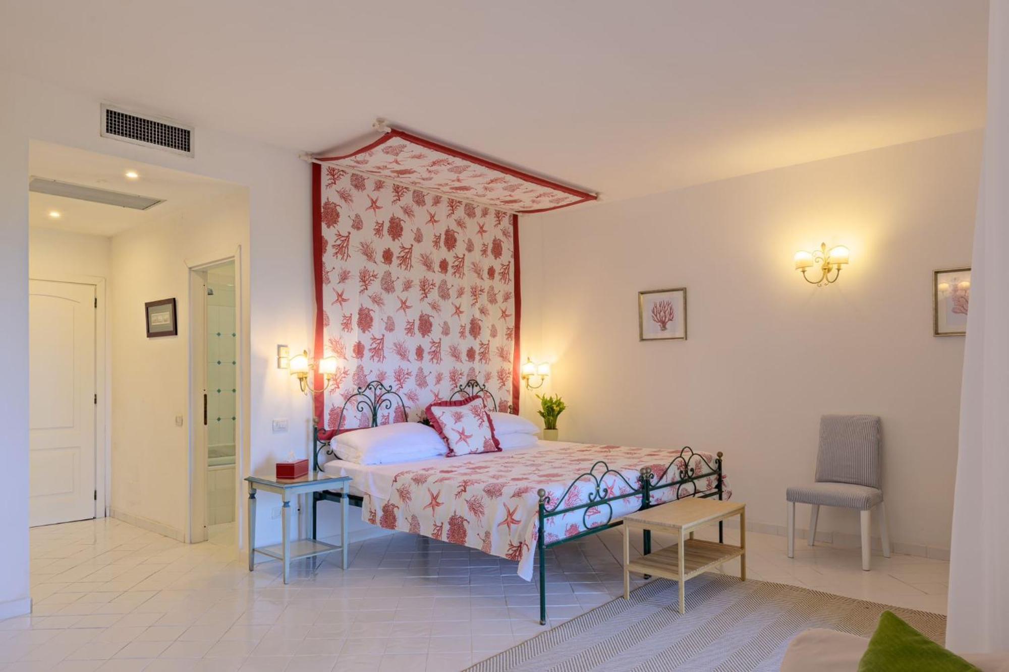 Отель Palazzo Belmonte Санта-Мария-ди-Кастеллабате Экстерьер фото